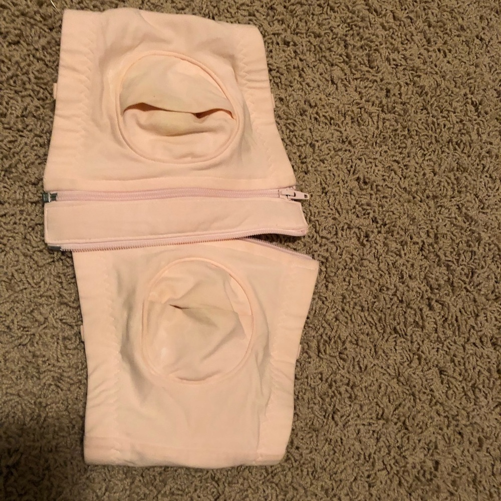 Hand free pump bra